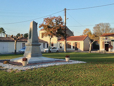 Dorfplatz von Naujac in der Abendsonne