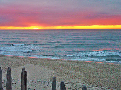 Malerischer Sonnenuntergang am Strand von Le Pin Sec